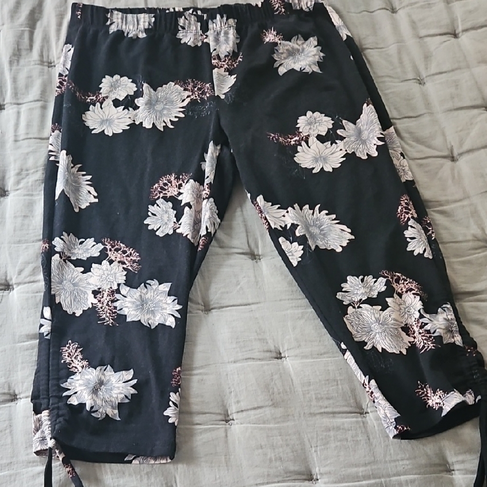 Very Cute Floral Print Black Capris By Lascana